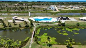 an aerial view of a resort with a pool at Apto com lazer completo, Wi-Fi e bem equipado in Praia do Saco