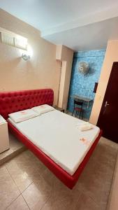 - un lit dans une chambre avec un canapé rouge dans l'établissement Caribe Palace Hotel Ceilândia Sul, à Ceilândia