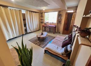 ピサックにあるCentral Pisac 2 Bedroom Flat with view rooftop and home gymのソファとテーブルのあるリビングルーム