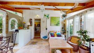 a living room with a table and a kitchen at Magnifique villa La Fenière En Provence in Aubagne