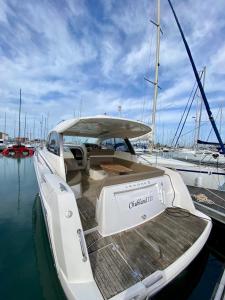 a white boat docked at a dock in the water at Une nuit inoubliable sur un bateau Linge et ménage inclus in La Rochelle