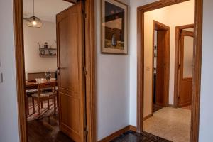 een gang met een deur die naar een eetkamer leidt bij Il Carrubo in Alghero