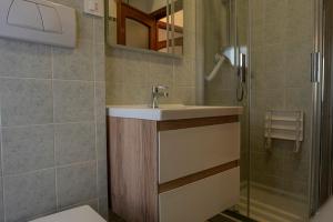 een badkamer met een wastafel en een douche bij Il Carrubo in Alghero