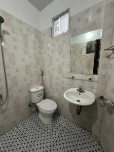 a bathroom with a toilet and a sink at Suong May Sapa Homestay & Trekking in Sa Pa