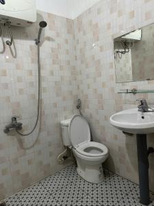 a bathroom with a toilet and a sink at Suong May Sapa Homestay & Trekking in Sa Pa +74 photos