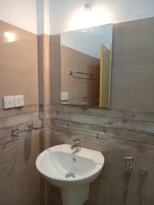 un bagno con lavandino e specchio di 360 Lotus Hostel Tangalle and Cowork a Tangalle
