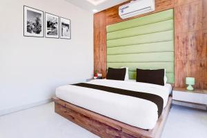 Postel nebo postele na pokoji v ubytování Super Townhouse Govardhan