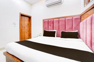 Voodi või voodid majutusasutuse Super Townhouse Govardhan toas