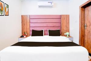 Voodi või voodid majutusasutuse Super Townhouse Govardhan toas