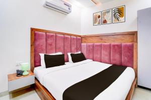 Voodi või voodid majutusasutuse Super Townhouse Govardhan toas