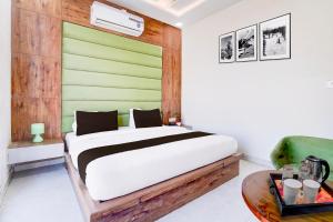 Voodi või voodid majutusasutuse Super Townhouse Govardhan toas