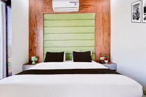 Voodi või voodid majutusasutuse Super Townhouse Govardhan toas