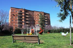 un parco con parco giochi di fronte a un edificio di B&B Street Art Roma a Roma