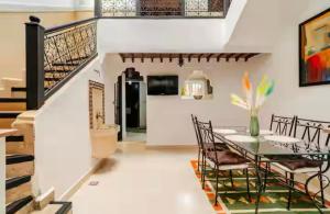 une salle à manger avec une table et des chaises dans l'établissement Riad Zitoune, à Marrakech