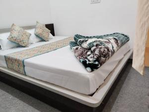KhātuHotel Deepak place的房间里有两张床和枕头