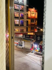 KhātuHotel Deepak place的夜晚从建筑物的窗户欣赏美景