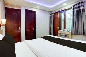 Postel nebo postele na pokoji v ubytování Super Hotel O Rohini Sector 24