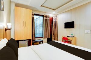 Postel nebo postele na pokoji v ubytování Super Hotel O Rohini Sector 24