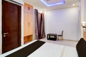 Postel nebo postele na pokoji v ubytování Super Hotel O Rohini Sector 24
