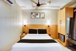 Postel nebo postele na pokoji v ubytování Super Hotel O Rohini Sector 24