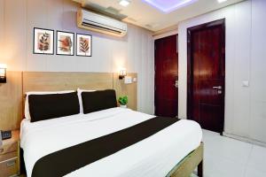 Postel nebo postele na pokoji v ubytování Super Hotel O Rohini Sector 24