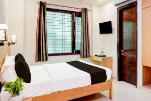 Postel nebo postele na pokoji v ubytování Super Hotel O Rohini Sector 24