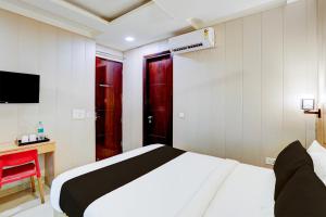 Postel nebo postele na pokoji v ubytování Super Hotel O Rohini Sector 24