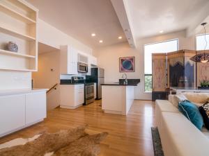 Η κουζίνα ή μικρή κουζίνα στο Sophisticated La Jolla Condo Oceanview, Zen and Coastal Charm