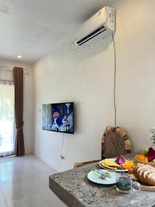 TV a/nebo společenská místnost v ubytování Tyana House Kuta Lombok