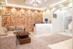 sala de estar con sofá y mural en la pared en gem view guest House, en El Cairo