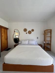 Postel nebo postele na pokoji v ubytování Tyana House Kuta Lombok