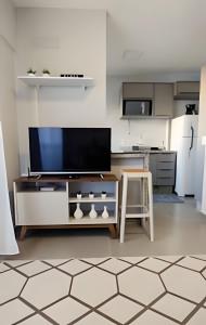 Una televisión o centro de entretenimiento en Apto com Wi-fi e garagem -