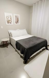 Una cama o camas en una habitación de Apto com Wi-fi e garagem -