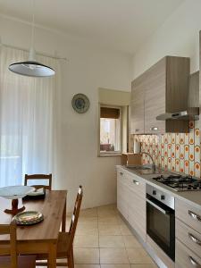 une cuisine avec une table et une salle à manger dans l'établissement Casa di Giovi, à Caltagirone