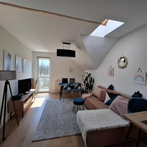 una sala de estar con un sofá y una mesa en Apartament Pastelowy, en Cracovia