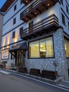 Budova, kde se hotel nachází + 34 fotografií