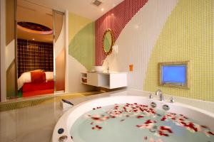 un baño con una bañera con flores. en Melody Motel en Keelung