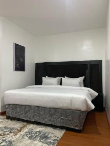 Un pat sau paturi într-o cameră la PEPE Suites