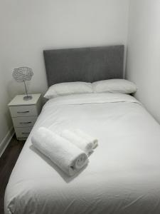 Katil atau katil-katil dalam bilik di Stylish Leeds Family Home
