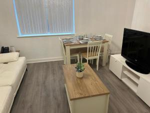 Televisyen dan/atau pusat hiburan di Stylish Leeds Family Home