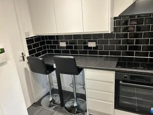 Dapur atau dapur kecil di Stylish Leeds Family Home