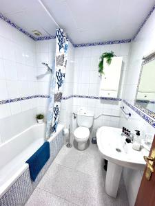 Koupelna v ubytování Apartamentos Empul El Mirador de Conil + 6 fotografií