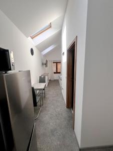 TV a/nebo společenská místnost v ubytování Apartmány Pod Řípem