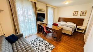 Postel nebo postele na pokoji v ubytování HOTEL PERDIZES - FLAT Executivo - 1206