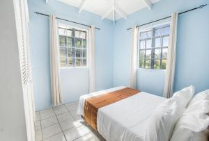 En eller flere senger på et rom på Stunning 3BR Oceanview Getaway