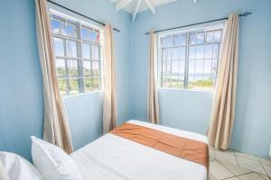 En eller flere senger på et rom på Stunning 3BR Oceanview Getaway