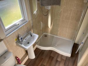 Ένα μπάνιο στο Woodlands Hare Chalet, Bideford Bay Holiday Park +8 φωτογραφίες