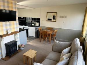 Η κουζίνα ή μικρή κουζίνα στο Woodlands Hare Chalet, Bideford Bay Holiday Park