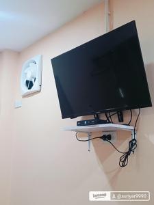TV a/nebo společenská místnost v ubytování ธารารักเลย ภูกระดึง