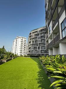 阿克拉Loxwood house by serenity homes的建筑中间的绿色草坪